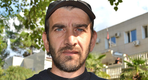 Мардирос Демерчян возле Адлерского районного суда перед процессом. Сочи, 1 октября 2014 г. Фото Светланы Кравченко для "Кавказского узла"
