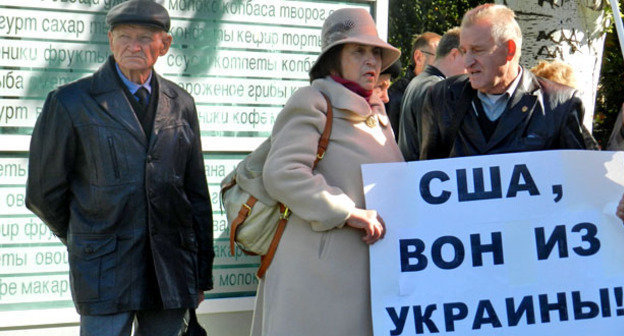 Участники акции, посвященной московским событиям октября 1993 года. Волгоград, 3 октября 2014 г. Фото Татьяны Филимоновой для "Кавказского узла"