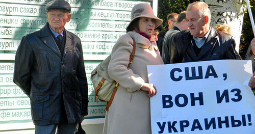 Участники акции, посвященной московским событиям октября 1993 года. Волгоград, 3 октября 2014 г. Фото Татьяны Филимоновой для "Кавказского узла"