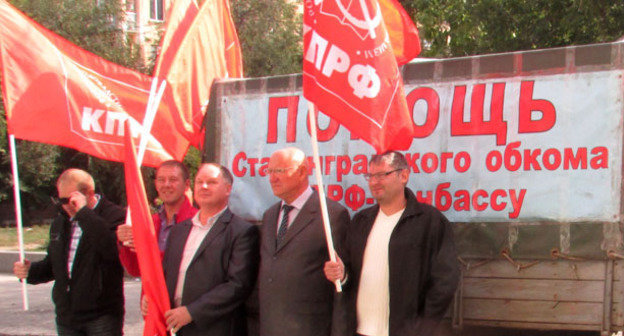 Члены регионального отделения КПРФ возле грузового автомобиля, нагруженного двумя тоннами гуманитарного груза для жителей востока Украины. Волгоград, 1 октября 2014 г. Фото Вячеслава Ященко для "Кавказского узла"