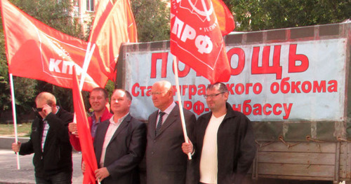 Члены регионального отделения КПРФ возле грузового автомобиля, нагруженного двумя тоннами гуманитарного груза для жителей востока Украины. Волгоград, 1 октября 2014 г. Фото Вячеслава Ященко для "Кавказского узла"