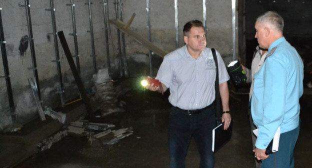 Городские службы осматривают подвальное помещение многоквартирного дома №3 по улице Чайковского. Сочи, 3 октября 2014 г. Фото Светланы Кравченко для "Кавказского узла"