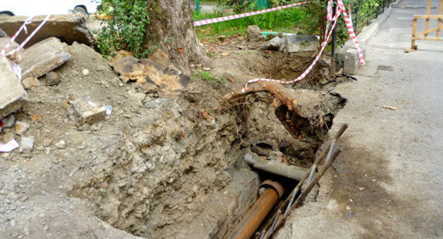 Сотрудники аварийной бригады МУП "Теплоэнерго" устраняют аварию на подземных теплосетях. На снимке: идет замена трубы. Сочи, 6 октября 2014 г. Фото Светланы Кравченко для "Кавказского узла"