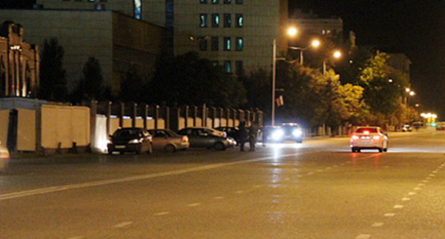 Грозный, вечер 5 октября 2014 года. Проспект Хусейна Исаева, слева - здание концертного зала, у которого произошел взрыв. Фото Магомеда Магомедова для "Кавказского узла"