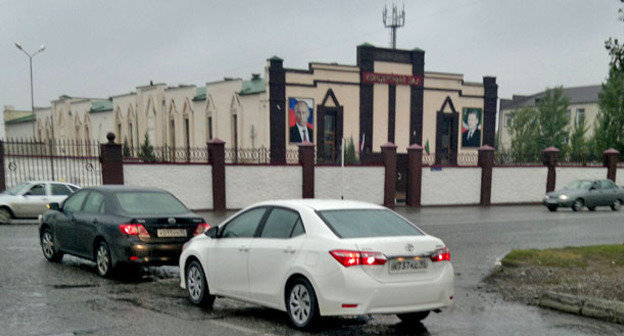 Здание концертного зала на проспекте Исаева, возле которого произошел самоподрыв смертника. Грозный, 6 октября 2014 г. Фото корреспондента "Кавказского узла"