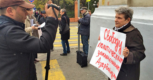 Светлана Ганушкина в пикете в защиту политзаключенных Азербайджана. Москва, 9 октября 2014 г. Фото корреспондента "Кавказского узла" 
