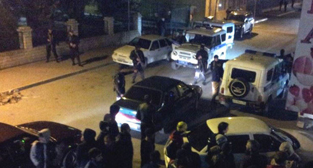 У Кировского РОВД собираются родственники Надир Абу Халида и представители общины. Махачкала, 8 октября 2014 г. Фото: Абу Зарр АджиевФото: Абу Зарр Аджиев