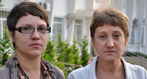 Оксана Торопова (слева) и Ольга Мартынюк. Сочи, 14 октября 2014 г. Фото Светланы Кравченко для "Кавказского узла"