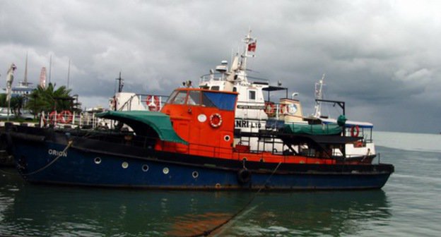 Пассажирское судно в порту Батуми. На заднем плане - здание батумского морвокзала. Фото Юлии Кашеты для "Кавказского узла".
