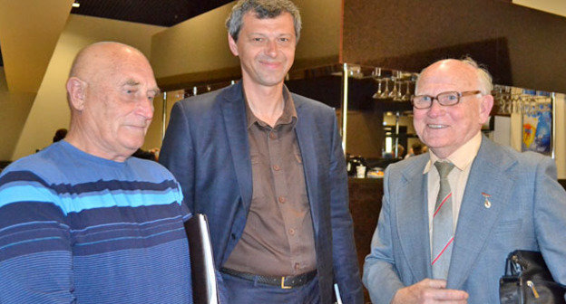 Замгенерального директора Крымского республиканского предприятия «Противооползневое управление» Александр Пилецкий, главный инженер «Противооползневого управления» Вадим Краснобай и профессор Вячеслав Мальцев (слева направо) во Международной береговой конференции. Сочи, 17 октября 2014 г. Фото Светланы Кравченко для "Кавказского узла"