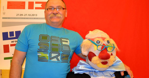 Игорь Клюшкин рядом со своим автопортретом на выставке "Шапито". Сочи, 17 октября 2014 г. Фото Светланы Кравченко для "Кавказского узла"