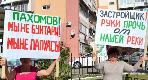 Участники митинга жителей микрорайона КСМ против застройки берега реки. Сочи, 19 октября 2014 г. Фото Светланы Кравченко для "Кавказского узла" 