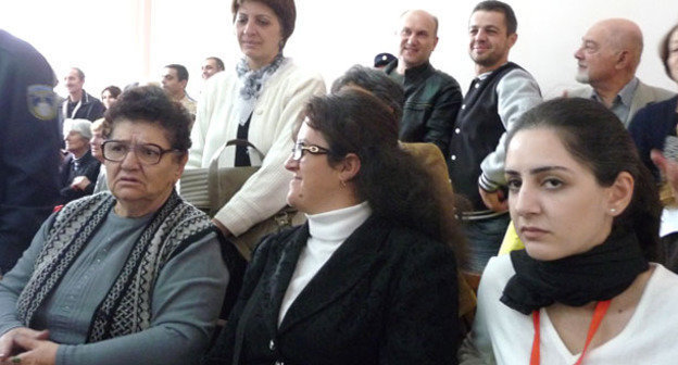 Родственники осужденных во время заседания суда по делу "Марша миллиона масок". Ереван, 17 октября 2014 г. Фото Армине Мартиросян для "Кавказского узла"