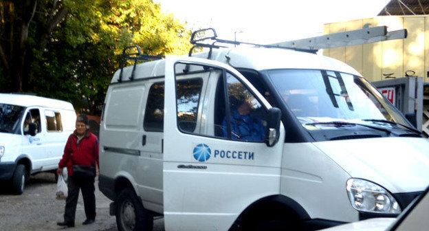 Машина Сочинских электрических сетей возле трансформаторной подстанции на пересечении улиц Цветной бульвар и Чайковского. Сочи, 18 октября 2014 г. Фото Светланы Кравченко для "Кавказского узла"
