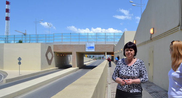 Жители улицы Акаций по новой дороге пытаются пройти к своему дому. Сочи, 20 октября 2014 г. Фото Светланы Кравченко для "Кавказского узла"