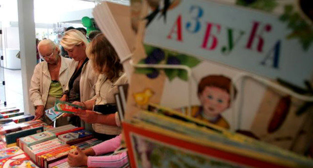 На распродаже школьных учебников. Фото: RFE/RL http://rus.azattyk.org/