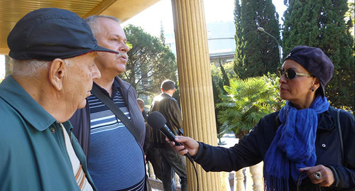 Сергей Сорочинский и его отец дают интервью корреспонденту газеты «Местная» по факту судебного разбирательства и ДТП. Фото Светланы Кравченко для "Кавказского узла"