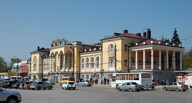 Привокзальная площадь Таганрога. Фото Анны Астаховой, https://ru.wikipedia.org/wiki/%D0%A2%D0%B0%D0%B3%D0%B0%D0%BD%D1%80%D0%BE%D0%B3#mediaviewer/File:2013_Privokz_pl_Taganrog.jpg