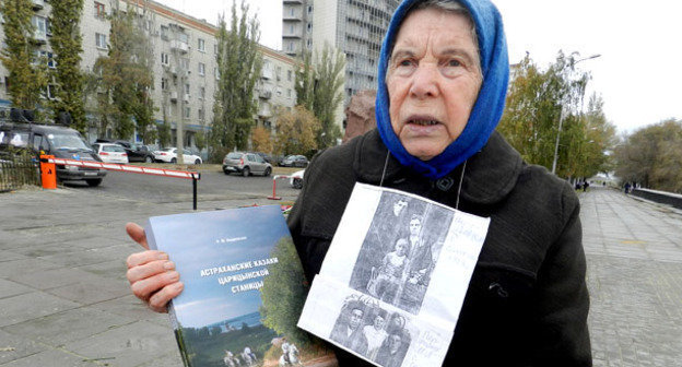 Участница митинга в память жертв политических репрессий. Волгоград, 30 октября 2014 г. Фото Татьяны Филимоновой для "Кавказского узла"