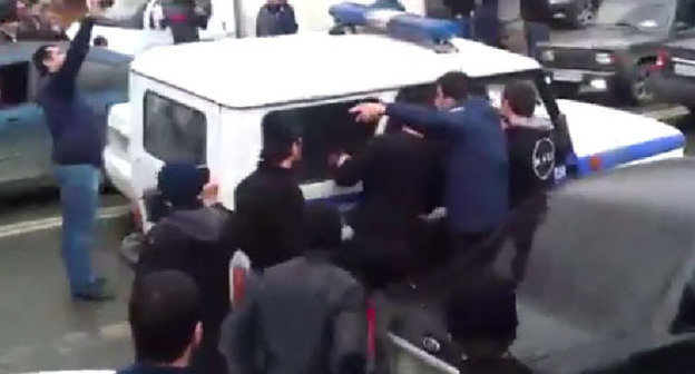 Мечеть по улице Венгерских бойцов оцеплена сотрудниками силовых структур, которые пытаются задержать прихожан. Махачкала, 31 октября 2014 г. Стоп-кадр из видео "Кавказского узла" www.youtube.com