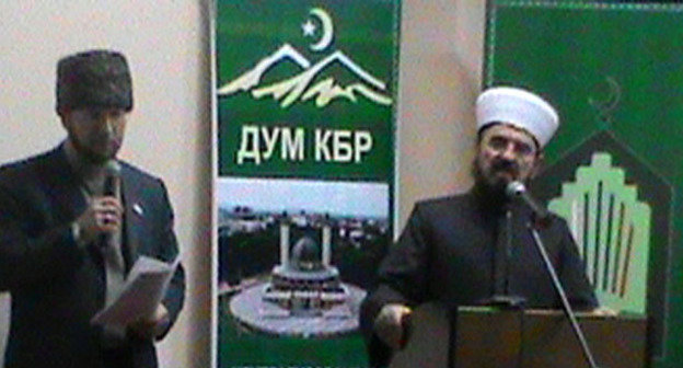 Выступление Али аль-Карадаги (справа) во время международной конференции богословов. Нальчик, 30 октября 2014 г. Фото Людмилы Маратовой для "Кавказского узла"