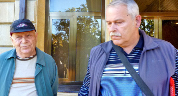 Сергей Сорочинский с отцом возле здания суда Центрального района Сочи. 28 октября 2014 г. Фото Светланы Кравченко для "Кавказского узла"
