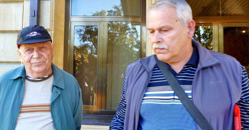 Сергей Сорочинский с отцом возле здания суда Центрального района Сочи. 28 октября 2014 г. Фото Светланы Кравченко для "Кавказского узла"