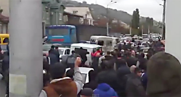 Мечеть по улице Венгерских бойцов оцеплена сотрудниками силовых структур, которые пытаются задержать прихожан. Махачкала, 31 октября 2014 г. Стоп-кадр из видео "Кавказского узла" www.youtube.com
