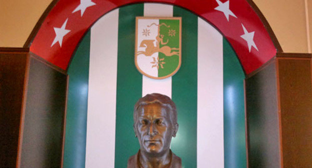 Бюст первого президента Абхазии Владисла́ва Ардзинба в Абхазском Государственном музее. Сухум. Фото Григория Шведова для "Кавказского узла"