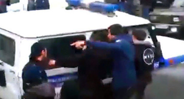 Мечеть по улице Венгерских бойцов оцеплена сотрудниками силовых структур, которые пытаются задержать прихожан. Махачкала, 31 октября 2014 г. Стоп-кадр из видео "Кавказского узла" www.youtube.com