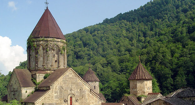 Купола храма в Верин Кармирахпюр, Армения. Фото: KatuBot, http://wiki.armenia.ru/wiki/%D0%A4%D0%B0%D0%B9%D0%BB:Haghartcin.jpg