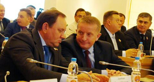 Сергей Горбань (справа) с председателем Законодательного собрания Виктором Дерябкиным. Фото: http://www.donnews.ru/Glavoy-administratsii-Rostova-izbran-Sergey-Gorban_17647
