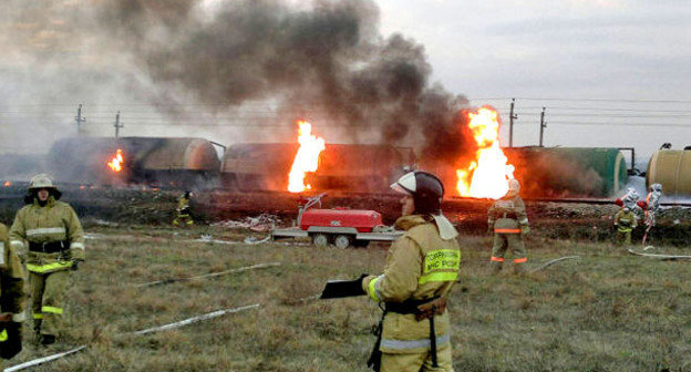 Цистерны с нефтепродуктами сошли с рельсов в Новопокровском районе Кубани. 9 ноября 2014 г. Фото: ГУ МЧС России по Краснодарскому краю