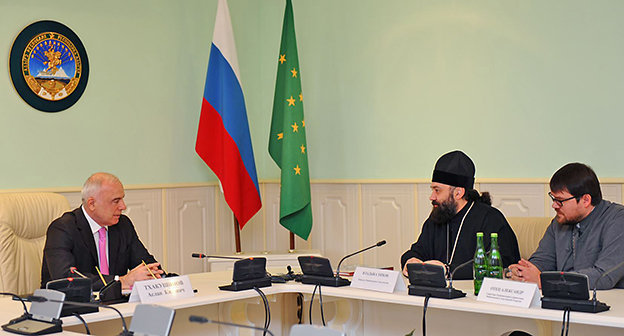 Встреча Главы Республики Аслана Тхакушинова с Управляющим Майкопской и Адыгейской епархией Преосвященным епископом Тихоном. Фото: http://adygeya-orthodoxia.ru/assets/images/Articles/-2014-/11/07/01/photo00.jpg