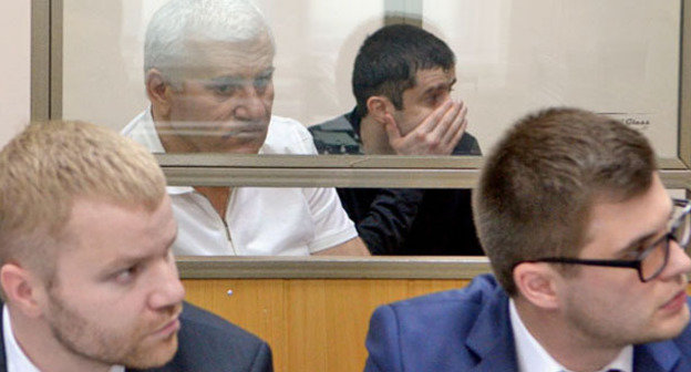 Саид Амиров и Юсуп Джапаров (слева направо на заднем плане), на переднем плане - защита. Фото Олега Пчелова для "Кавказского узла"