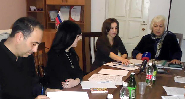 Председатель ОНК КЧР Асият Хабичева (справа) на пресс-конференции. КЧР, 13 ноября 2014 г. Фото корреспондента "Кавказского узла"
