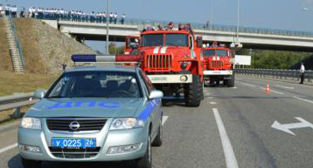 Движение экстренных служб при ликвидации последствий ЧС. Фото: http://www.26.mchs.gov.ru/upload/resize_cache/iblock/514/360_360_0/5145aed2436f04d99b4f42c86380fb42.jpg