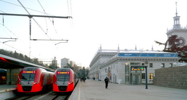 Скоростные поезда "Ласточка" на железнодорожном вокзале в Сочи. Фото: Дмитрий Селивёрстов https://ru.wikipedia.org