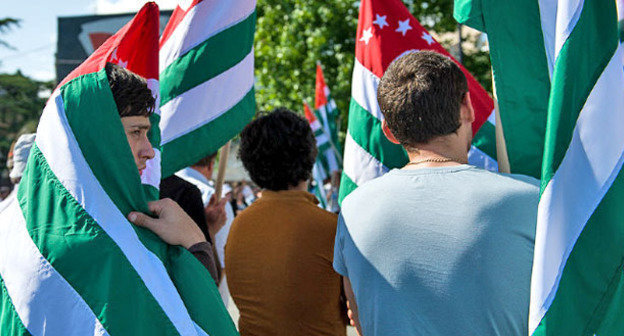 Митинг в поддержку президента Абхазии в Сухуме. Май 2014 г. Фото: Нина Зотина, ЮГА.ру
