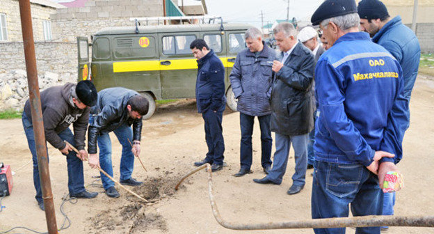 Рейдовые мероприятия по ограничению поставки газа потребителям-должникам с привлечением сотрудников МВД и администраций муниципальных органов власти. Поселок Ленинкент, Кировский район Махачкалы. Фото http://www.kawkazrg.ru/