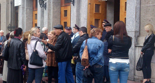 Неучтенные вкладчики "Диг-Банка" у здания правительства Северной Осетии. Владикавказ, сентябрь 2014 г. Фото: Северо-Осетинский информационный портал http://region15.ru/news/2014/09/22/14-47/