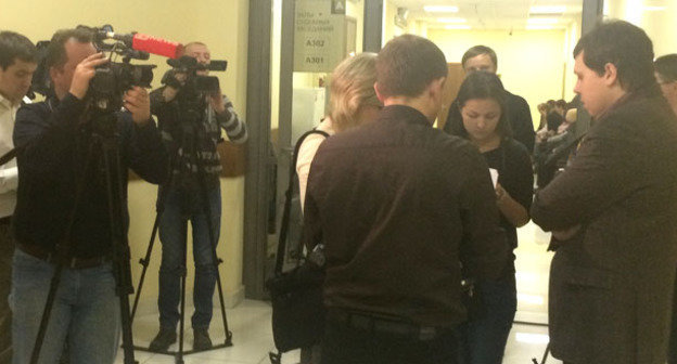 Журналисты в коридоре Мособлсуда, где проходит рассмотрение уголовного дела в отношении участников "Боевой организации русских националистов" (БОРН). Москва, 13 ноября 2014 г. Фото корреспондента "Кавказского узла"
