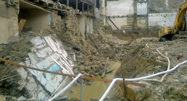 Дом на улице Даниялова, в котором в результате строительства на соседнем участке обрушилась стена. Махачкала, ноябрь 2014 г. Фото Расула Магомедова