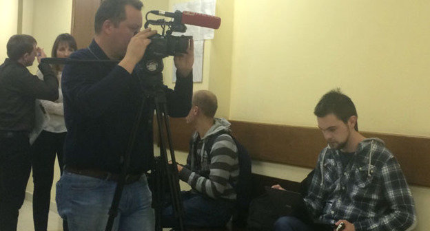 Журналисты в коридоре Мособлсуда перед началом процесса по делу БОРН. Москва, 13 ноября 2014 г. Фото корреспондента "Кавказского узла"