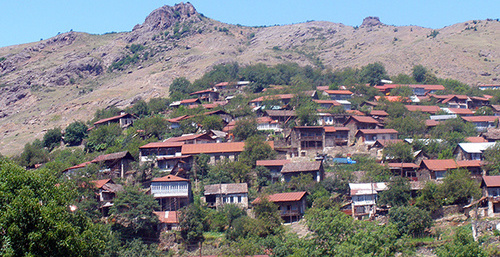 Село Туми Гадрутского района Арцаха. Фото: Artash, https://ru.wikipedia.org/wiki/%C3%E0%E4%F0%F3%F2%F1%EA%E8%E9_%F0%E0%E9%EE%ED_%28%CD%CA%D0%29