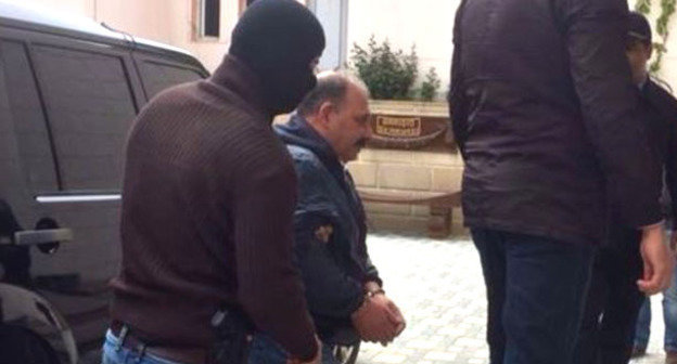 Журналист Рауф Миркадыров по дороге в суд. Баку, 25 апреля 2014 г. Фото http://www.radioazadlyg.org/