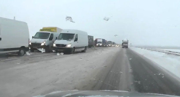 Пробка на трассе М4-Дон. Кадр из видео пользователя Анатолия Кириченко www.youtube.com