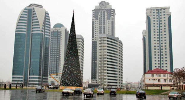 Елка, установленная на территории парка отдыха вблизи комлпекса "Грозный-Сити".  Грозный, 1 декабря 2014 г. Фото Магомеда Магомедова для "Кавказского узла"