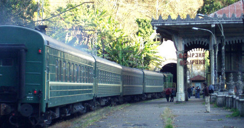 Пассажирский состав ЖД Абхазии проезжает станцию Псырцха. Фото:  Sergei Rubliov https://ru.wikipedia.org