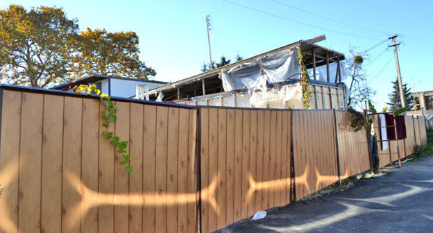 Забор на улице Акаций за которым находится сарай, обустроенный под жилье. Сочи, ноябрь 2014 г. Фото Светланы Кравченко для "Кавказского узла"